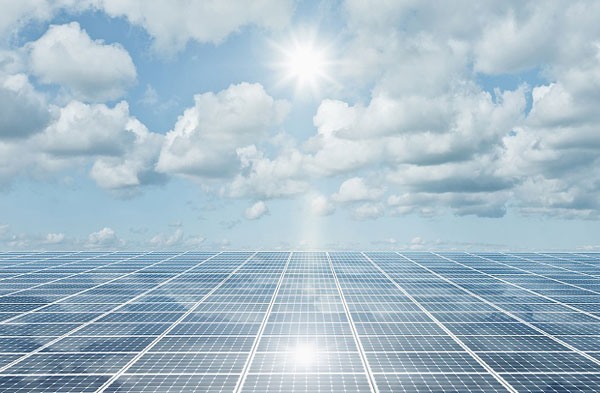 光伏市場(chǎng)是否有發(fā)展?jié)摿?/><br/><br/><strong>四、光伏發(fā)電的優(yōu)點(diǎn)</strong><br/><br/>能源是人類社會(huì)賴以生存的物質(zhì)基礎(chǔ)，是經(jīng)濟(jì)發(fā)展和社會(huì)進(jìn)步的重要資源。太陽(yáng)能與煤炭、石油、天然氣、核能等礦物燃料相比，具有以下優(yōu)點(diǎn)：<br/><br/>1、普遍性：太陽(yáng)能遍布地球各個(gè)角落，可直接開(kāi)發(fā)和利用，不需要開(kāi)采和運(yùn)輸。<br/>2、無(wú)污染：太陽(yáng)能是世界上最清潔的能源之一，其開(kāi)發(fā)和利用都不會(huì)產(chǎn)生污染。<br/>3、豐富性：太陽(yáng)能是世界上可供開(kāi)發(fā)的最大能源，據(jù)統(tǒng)計(jì)，每年到達(dá)地球表面上的太陽(yáng)輻射能量相當(dāng)于約130萬(wàn)億噸標(biāo)準(zhǔn)煤。<br/>4、長(zhǎng)久性：根據(jù)目前太陽(yáng)產(chǎn)生的核能速率估算，氫的貯量足夠維持上百億年，而地球的壽命約為幾十億年，從這個(gè)角度看，太陽(yáng)的能量是用之不竭的。<br/><br/><strong>五、光伏產(chǎn)業(yè)發(fā)展前景</strong><br/><br/>光伏的需求主要有兩類：一是工商業(yè)、居民等戶用光伏發(fā)電，二是集中式發(fā)電，用于并網(wǎng)運(yùn)行的光伏發(fā)電，現(xiàn)在很多工商業(yè)建筑、民居屋頂都有大量的空間安裝太陽(yáng)能發(fā)電系統(tǒng)，對(duì)電的需求比較大，未來(lái)光伏產(chǎn)業(yè)發(fā)展前景的預(yù)測(cè)可參考以下幾點(diǎn)：<br/><br/><span style=