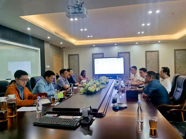 領(lǐng)導(dǎo)們與會交流中