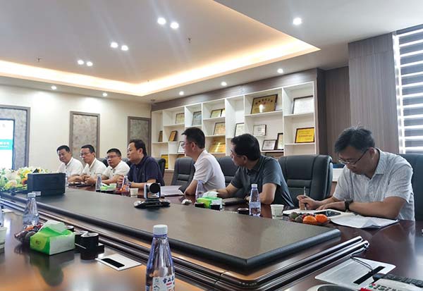 陳熹董事長攜高管團隊與黃曉舟常務(wù)副市長一行會議交流中-2