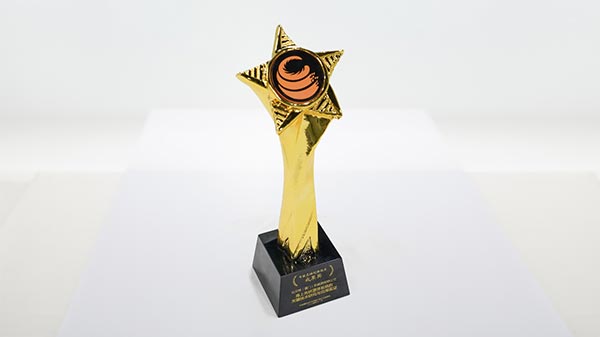 邁貝特獲得中國光儲創(chuàng)新技術成果獎-獎牌